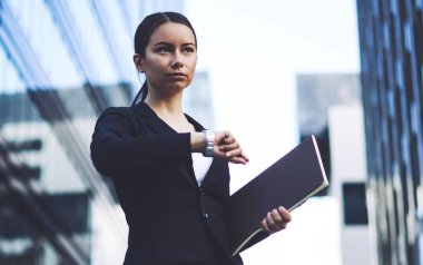 Başlangıç projesi için planlama adımları için kentsel ayarı meslektaşı beklerken kafkas kadın finans uzmanı SmartWatch 'da zaman kontrol, iş insanları ve dijital teknoloji kavramı