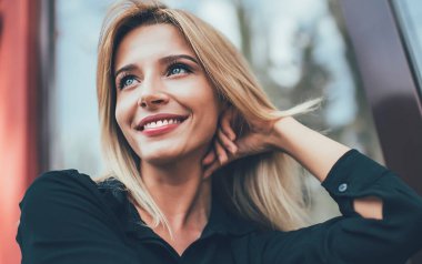 Kusursuz beyaz dişleri olan mutlu hippi kız boş zamanlarında bankta oturuyor ve gülüyor, pozitif neşeli genç kız şehir ortamında kendini iyi ve mutlu hissediyor, samimi gülümseme kavramı