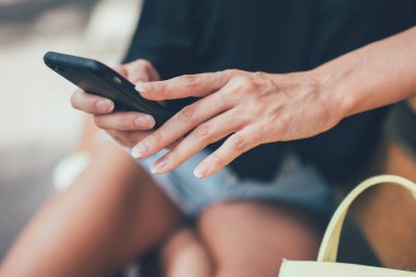 Akıllı telefon aygıtında internet sitesini taramak için 4G kablosuz ağ kullanarak mesaj göndermek için kadın ellerine seçici odaklanma, cep telefonu aygıtı bildirimi hakkında bilgi arayan kadın