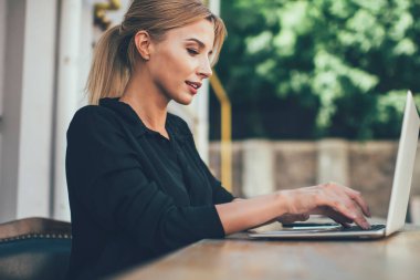 Kafkasyalı bir kadının yan görünüşü, yeni web sitesi ya da taşınabilir bilgisayardaki 4G kablosuz uygulaması için uzaktan program kodu üzerinde çalışan çekici bir metin yazarı.