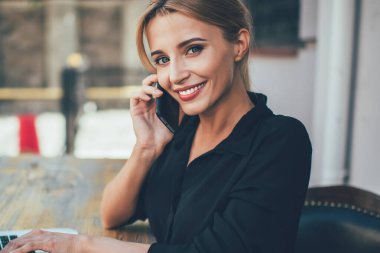 Neşeli yeniyetme kızın uluslararası sohbetten zevk alan portresi dışarıda bilgisayarla oturmuş web mağazasından alışveriş yapan, modern teknolojiyi iletişim kurmak için kullanan pozitif bir kadın.
