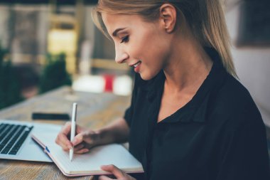 Eğitimle ilgili yararlı bir web sitesinden bilgi toplayan pozitif yetenekli kız öğrencilerin yan bakışı açık havada otururken e-öğrenim için dizüstü bilgisayarı, jenerasyon kavramı