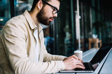 Kazak geliştirici dizüstü bilgisayardaki antivirüs ayarlarını güncellemek için program koduna yoğunlaştı, ciddi serbest çalışan internet üzerinde uzaktan çalışırken bilgiyi çevrimiçi raporda kontrol ediyor