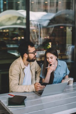 Özel kafeterya dersi sırasında cep telefonuyla internet sitesinden bilgi okuyan yetenekli öğrenciler, üniversite sunumunda hippi erkeklerin işbirliği, bildirim kontrol eden bin yıllık arkadaşlar