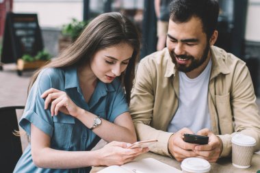 Birbirlerine aşık olan çok kültürlü bir çift cep telefonlarıyla tebligatı kontrol ederken aynı zamanda eğitim kitaplarıyla birlikte olmak için kafede vakit geçiriyorlar, bin yıllık arkadaşlar web sitesinde sohbet ediyorlar.