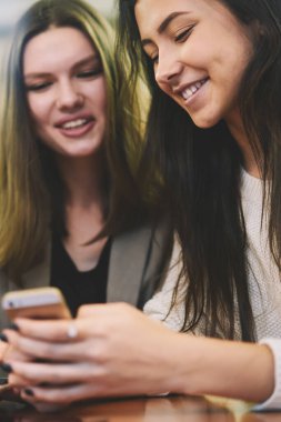 Mutlu, heyecanlı hipster kızları, 4G kablosuz internete bağlı yeni alışveriş merkezinin açılması ile ilgili bir e-posta aldılar.