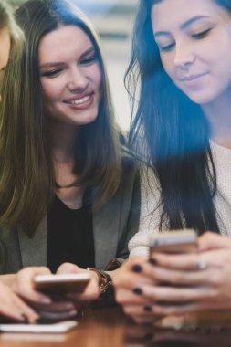 Akıllı telefon cihazları tutan başarılı hippi kızlar ve sosyal ağlarda ilginç haberler okuyorlar. Bedava kablosuz internete bağlanıyorlar. İnternet üzerinden alışveriş yapan pozitif bayan arkadaşlar.