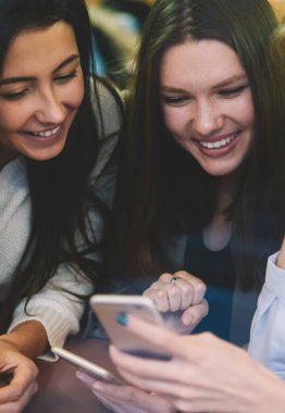 Tatlı ve romantik içerikli internet sitelerini arayan başarılı kadınlar cep telefonlarıyla kablosuz bağlantı kuruyor, mutlu hippi kızlar başvuru yoluyla arkadaşlarından gelen e-postaları tartışırken kendilerini iyi hissediyorlar.