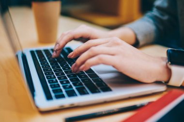 İş sırasında araştırma tarayıcısında çalışan kadınların el yazıları üzerine seçici bir odak noktası, bilgisayar uygulaması ve 4G internet kullanarak iş arkadaşlarıyla iletişim kuran yetenekli programcı