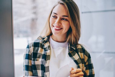 Olumlu duygusal kadın okuyucu elinde edebiyatın en çok satan kitaplarını tutuyor. Komik hikayeleri ve gülüşleri olan, günlük gömlek giymiş, ders kitabı olan, mutlu, çekici bir hippi kız gözlerini kaçırıyor.