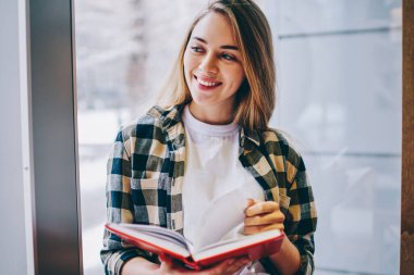 Olumlu duygusal kadın okuyucu elinde edebiyatın en çok satan kitaplarını tutuyor. Komik hikayeleri ve gülüşleri olan, günlük gömlek giymiş, ders kitabı olan, mutlu, çekici bir hippi kız gözlerini kaçırıyor.