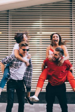 Modayı takip eden genç erkekler heyecanlı kız arkadaşlara biniyorlar ve birbirlerine bakıyorlar. Şehir caddesinde duruyorlar ve birlikte eğleniyorlar. Milenyum mutlu arkadaş grubu gençliğin dikkatsizliğinin tadını çıkarıyor.