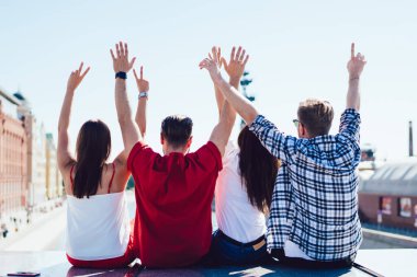 Sınırda oturup güneşli bir günde sokaklarda eğlenirken günlük giysiler içinde genç erkek ve kadınların el ele tutuşması. Mutlu arkadaş grubu gençlik özgürlüğünün tadını çıkarıyor ve bunu kutluyor.