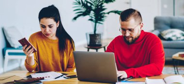 Erkek ve kadın partnerler, bilgi aramak için geliştirilmiş modern araçları kullanarak iç mekanlarda zaman geçiriyorlar, genç öğrenciler sınavlara hazırlanmak için modern cihazlar ve internetleri kullanmaya yoğunlaşıyorlar.