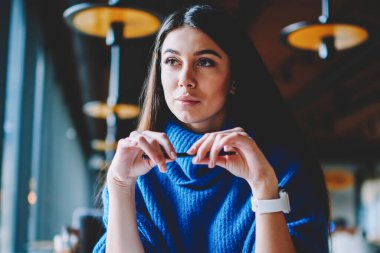 Kahve dükkanında otururken yeni başlangıç projesi ve ders kitabında fikirler yazma hakkında çekici kaygısız kadın düşünme, akıllı güzel hipster kız 20s Leisure zevk ve kamera bakıyor