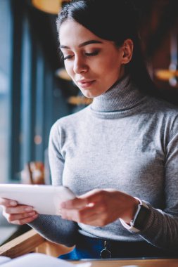 Pozitif kadın öğrenci metin mesajları gönderme ve taşınabilir PC üzerinden Web sitesinde bilgi arama, iyi görünümlü hipster kız yeni not defteri kullanarak sosyal ağlarda arkadaşlarınızla tebliğ