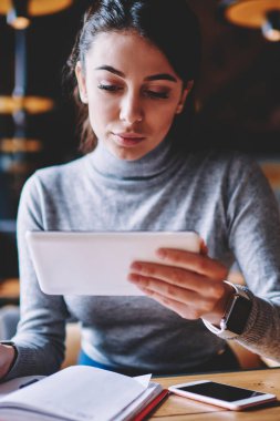 Ciddi kadın yazar düşünceli, yeni Elektronik Gadget ve planlama haftası için 4g internet kullanarak kafeterya, Genç konsantre Sekreter oturan taşınabilir PC ile makale için yeni fikirler arıyor