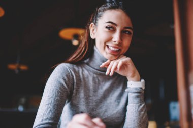 Uzak ve gülmek, mutlu Blogger bekleme meslektaşı sırasında rahat kafede eğlence zevk, olumlu kadın 20 yaşında kapalı istirahat sırasında kafeterya öğrenme başarılı kadın öğrenci