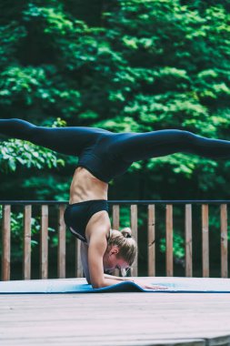 Spor deneyimli genç kadın aktif aşınma elleri ve eğitim vücut dengesi ve rahat halı üzerinde zihin uyum devlet ayakta ve sabah egzersiz sırasında güç egzersizleri pratik