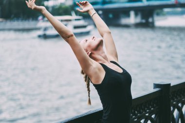 Egzersiz için zaman harcama ve doğa ortamında çalışan sportif kadın Jogger duygu keyfi, eğitim sırasında müreffeh genç kadın el, Özgürlük kavramı ve sağlıklı yaşam