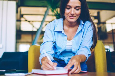 Çekici kadın öğrenci üniversite kampüsünde ders çalışması için bilgi notları yapma, okul ödevleri kapalı yapmak için güzel hipster kız harcama zamanı, bilgi ve eğitim kavramı