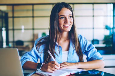 Modern laptop cihazı kapalı, okul projesi için fikirler hakkında düşünme genç olumlu kadın öğrenci ile masaüstünde otururken netbook zevk planlama süreci ile başarılı kadın gülümseyen