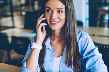 Mutlu kadın öğrenci akıllı telefon Gadget üzerinde uygulama ile dostu konuşma zevk, başarılı hipster kız okumak ve e laptop öğrenme break sırasında iletişim için cep telefonu kullanarak