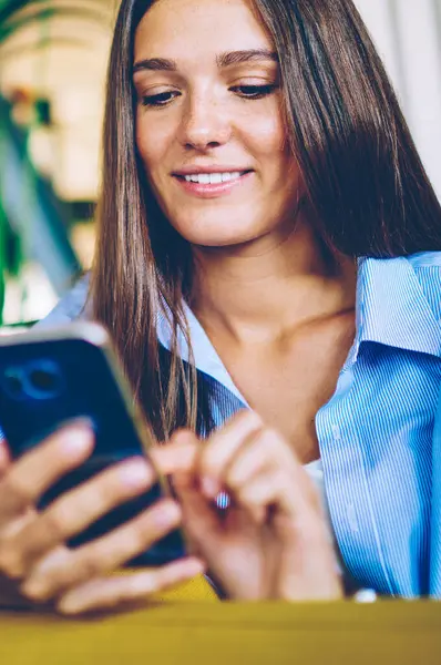 Mutlu erkek ve kadın akıllı telefon cihazları tutuyor ve canlı iletişimi görmezden gelen arkadaşlarıyla mesajlaşıyor, kadın ve erkek boş zamanlarında sosyal ağlardaki profilleri güncellemek için dijital cihazlar kullanıyor.