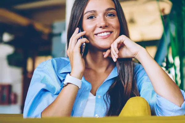 Gülümseyen hipster kız Casual giyinmiş akıllı telefon konuşma işten mutlu haber aldı, pozitif beyaz kadın kablosuz bağlantı kapalı kullanarak uygulama üzerinden hücresel arama yapma