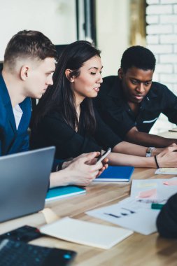 Akıllı telefon tutan ve gururlu ceo dünyasındaki haberleri içerik web sitesi üzerinden okuyan kadın finans uzmanı, işten ayrılırken ücretsiz şirket Wi-Fi 'sine bağlanıyor.