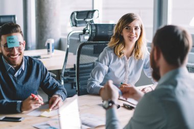 Ofiste çalışmaya ara veren neşeli iş adamlarından oluşan bir grup tahmin oyunu için zaman harcıyor, erkek ve kadın ortaklar masa başında otururken birlikte eğleniyorlar.