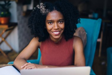 Dizüstü bilgisayar cihazı ile masada oturan çocuk kitapları neşeli yetenekli kadın yazar portre ve olumlu içerik metni oluşturmak için zaman iyi hissediyorum, Netbook ile mutlu hipster kız