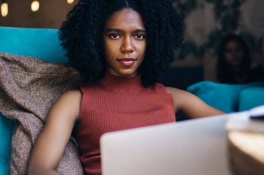 Organizatör uygulaması ile planlama haftası için modern dizüstü bilgisayar ile konforlu sandalyede dinlenmek Loft iç ile kafeteryanın akıllı yöneticisinin portre, Netbook ile yetenekli kadın öğrenci