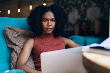 Organizatör uygulaması ile planlama haftası için modern dizüstü bilgisayar ile konforlu sandalyede dinlenmek Loft iç ile kafeteryanın akıllı yöneticisinin portre, Netbook ile yetenekli kadın öğrenci