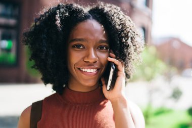 Online iletişim için cep telefonu kullanarak eğlence, pozitif Afrikalı Amerikan hipster kız konuşmak için arkadaşınıza arama Roaming bağlı mutlu kadın öğrencinin portre yakın