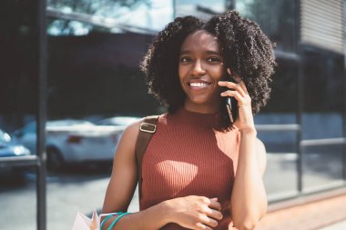 , Siyah Cuma kavramı cep telefonunda gezici internet bağlı satış hakkında iletişim için arkadaşına çağrı el alışveriş çantaları ile kaygısız koyu tenli kadın Alışverişkoliğin portresi