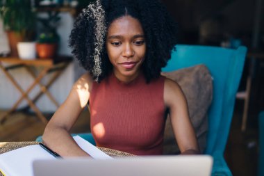 Üniversite kursunun kuruluş planlaması sırasında araştırma tarayıcısında günlük kıyafetlerle yazı yazan siyah kız öğrenci dizüstü bilgisayarda 4G kablosuz internete bağlı, jenerasyon