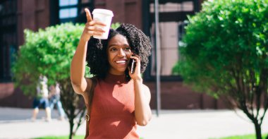 Koyu tenli mutlu bir öğrenci üniversite arkadaşını arıyor. Akıllı telefon konuşmaları sırasında el sallayarak buluşma yeri sorduğu için. Cep telefonu uygulaması ile konuşan olumlu bir kadın.