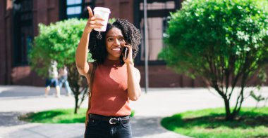 Koyu tenli mutlu bir öğrenci üniversite arkadaşını arıyor. Akıllı telefon konuşmaları sırasında el sallayarak buluşma yeri sorduğu için. Cep telefonu uygulaması ile konuşan olumlu bir kadın.