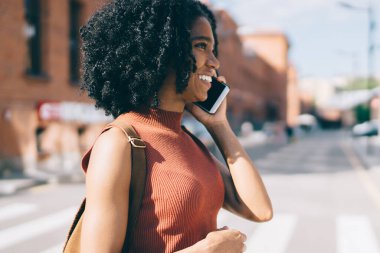 Kâğıt torbalarla alışveriş yapan Afro-Amerikan kadın alışverişçiler her gün arkadaşlarıyla seyyar telefon görüşmesi yapıyorlar. Uluslararası sohbet yapan neşeli, milenyum kadınlarıyla.