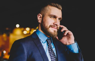 Kafkas sakallı girişimci akıllı telefon cihazı arama ve iş ortağı ile konuşmak. Modern cep telefonu iletişim resmi aşınma giyinmiş Kafkas emin gururlu CEO 'su