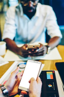 İnternet içeriğiniz için boş ekran ile modern akıllı telefon cihazına seçici odaklama. İnsan elleri reklam uygulama içeriği için mock up alanı ile cep telefonu tutarak. Dijital cep telefonu