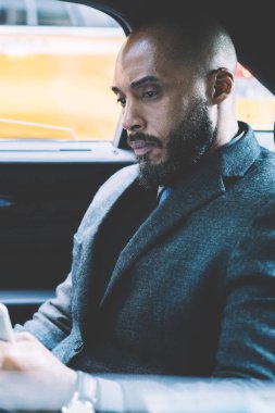 İş ortaklarıyla konferans toplantısına giden şirketin raporları hakkında resmi dava dosyalarını kontrol eden ciddi bir mali uzman, sözleşmeyle ilgili kağıt okuyan Afrikalı Amerikalı adam.