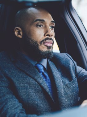 Sıkıcı erkek girişimci resmi giysiler içinde ofise doğru gidiyor. Uzun bir günden sonra kendini yorgun hissediyor. Ciddi bir adam direksiyonda el ele tutuşuyor ve yola bakıyor.