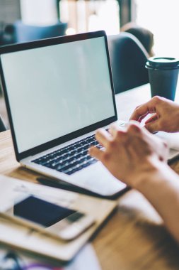 İnternet içeriğiniz için kopyalanmış alan alanı olan dizüstü bilgisayarın klavye bilgisinin kırpılmış görüntüsü. Web pag 'ınız için boş ekran ile bilgisayarda yazı yazan serbest yazar