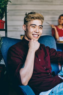 Rahat kot giymiş neşeli gülümseyen genç adam bilgi analiz mola sırasında gülerek elinde grafik verileri ile kağıt kroki tutan kağıt kroki giymek, Çinli hipster adam loft kafede iyi hissediyorum