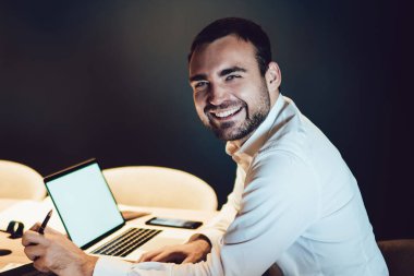 Neşeli Kafkasyalı gururlu CEO resmi olarak ofiste heyecanlı bir şekilde giyinmiş. Başlangıç projesinin tamamlanmasından memnun. Büyük bir girişimde çalışırken kameraya gülümseyen mutlu iş adamı.