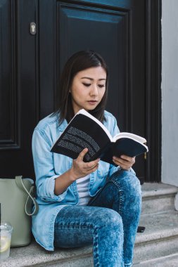 Şehir merkezinde yürüdükten sonra ilginç kitaplar okuyan genç ve güzel bir bayan turist. Üniversite okumaya hazırlanan çekici bir kız öğrenci.