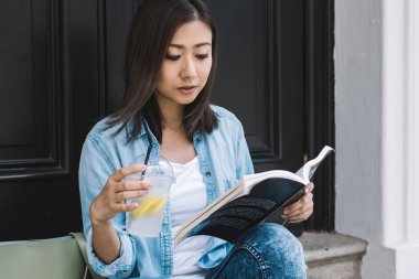 Çekici Japon yazar, macera edebiyatının tadını çıkartıyor. Şehir ortamında en sevdiği hobi için zaman harcıyor. Su araştırması bilgisi olan güzel bir kız öğrenci, en çok satanlar listesinin analizini yapıyor.