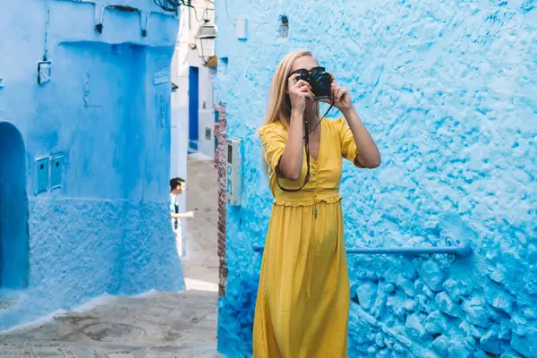 Antik kentte gezen yetenekli kadın gazeteci - Berber kasabasını keşfetmek için iş gezisi sırasında mimari Unesco binalarının fotoğraflarını çeken Fas 'ta, fotoğrafçılık hobisi